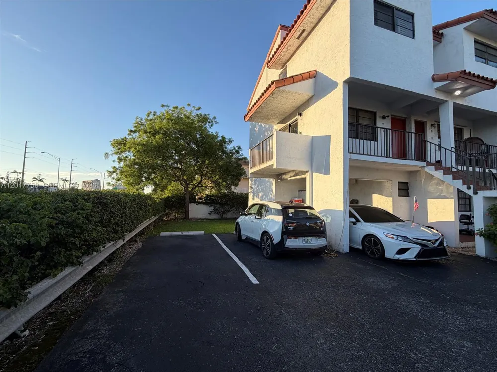 421 Swallow Dr #12 Miami Springs, FL 33166
