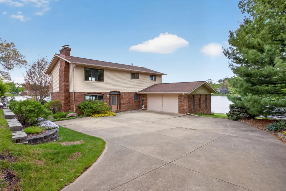 332 Riviera Drive Brooklyn, MI 49230