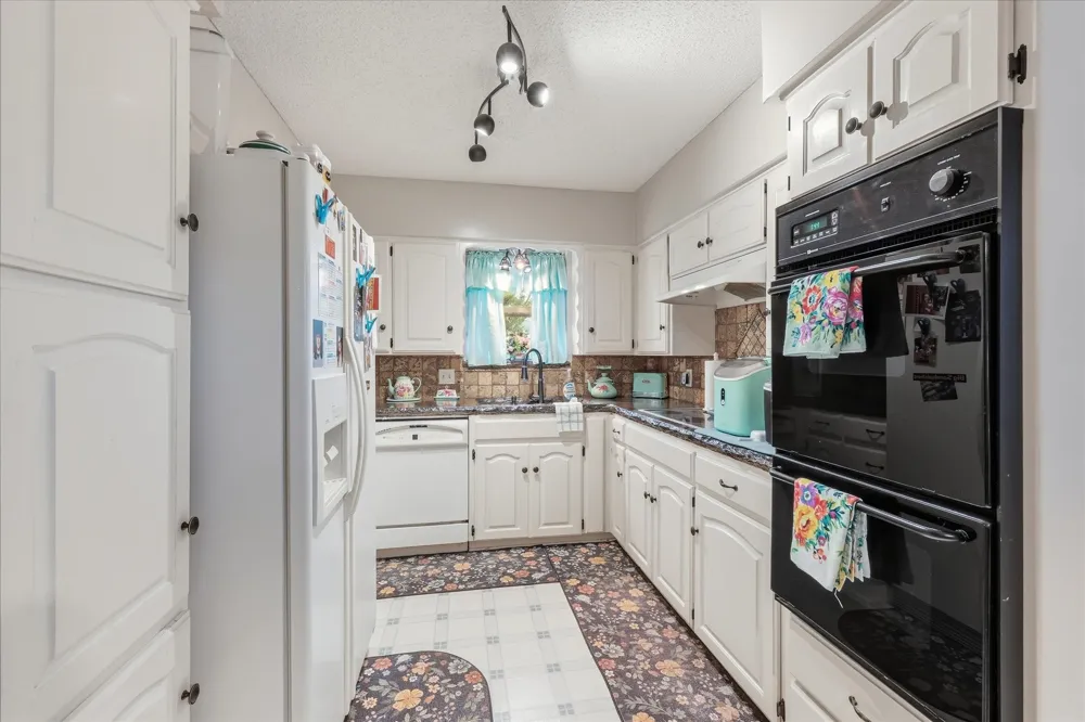 2604 Meadow Place Bedford, TX 76021