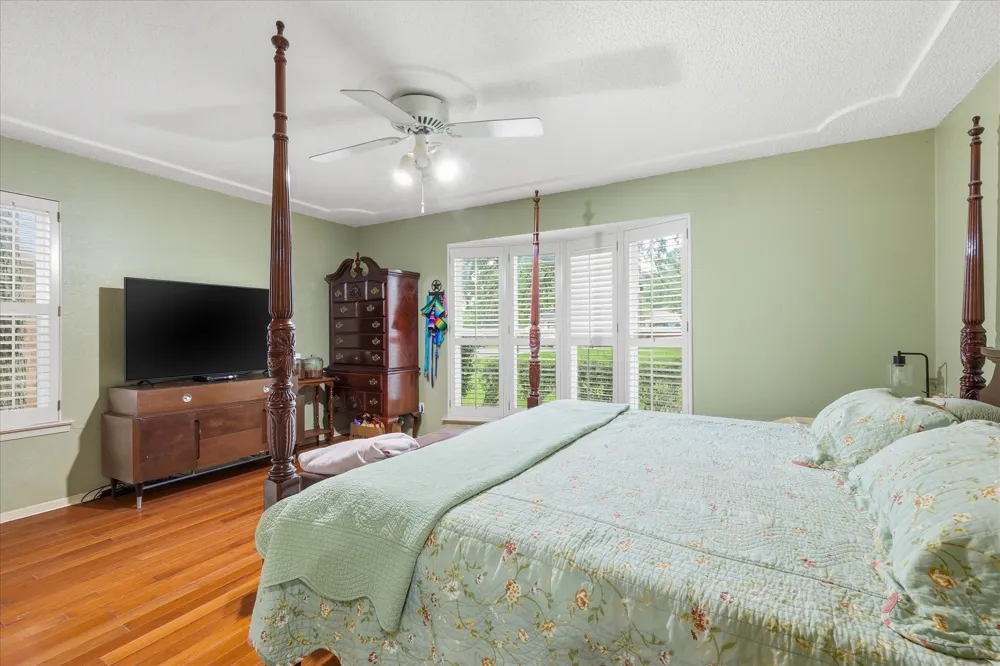 2604 Meadow Place Bedford, TX 76021