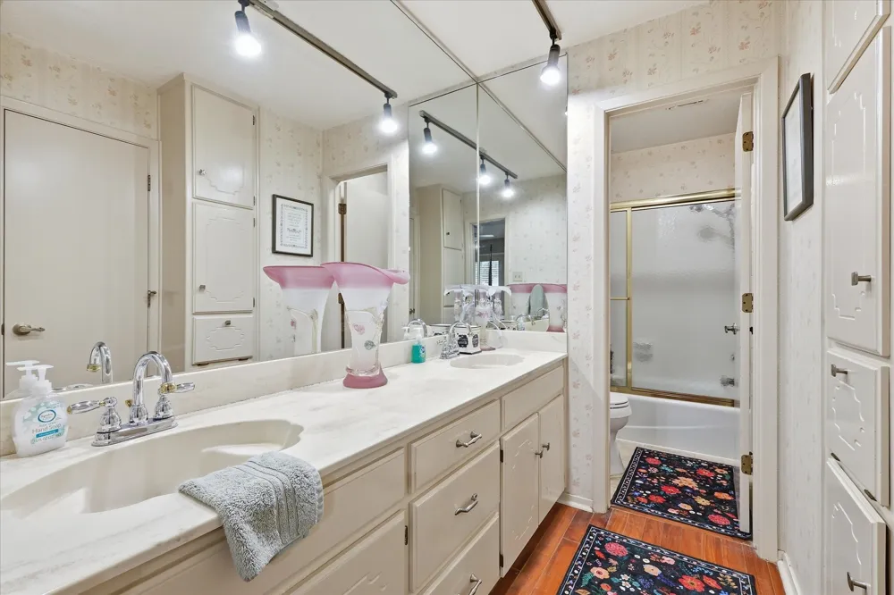 2604 Meadow Place Bedford, TX 76021