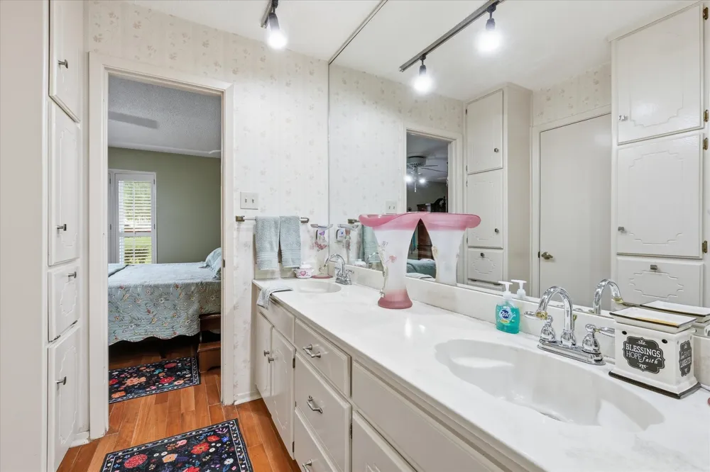 2604 Meadow Place Bedford, TX 76021