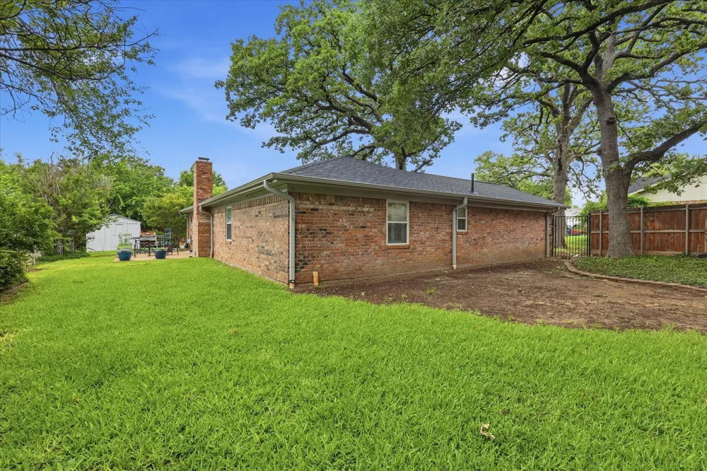 2604 Meadow Place Bedford, TX 76021