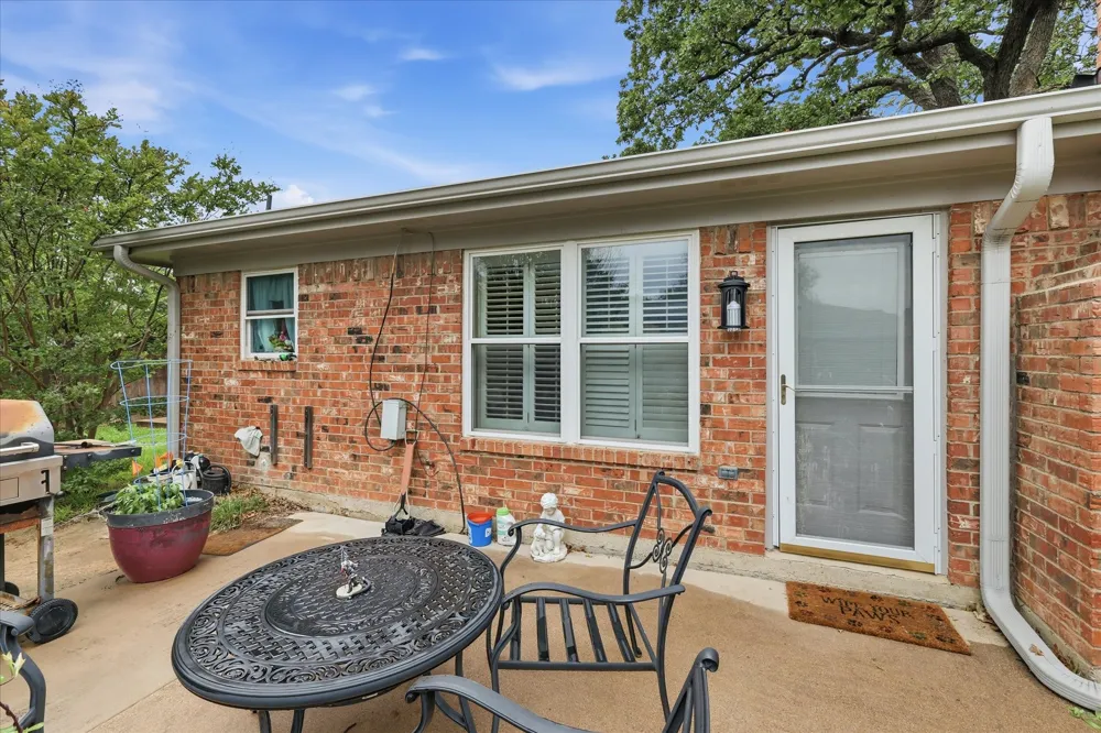2604 Meadow Place Bedford, TX 76021