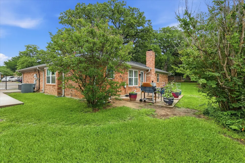 2604 Meadow Place Bedford, TX 76021