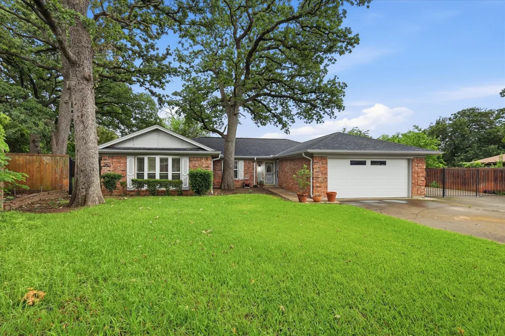 2604 Meadow Place Bedford, TX 76021