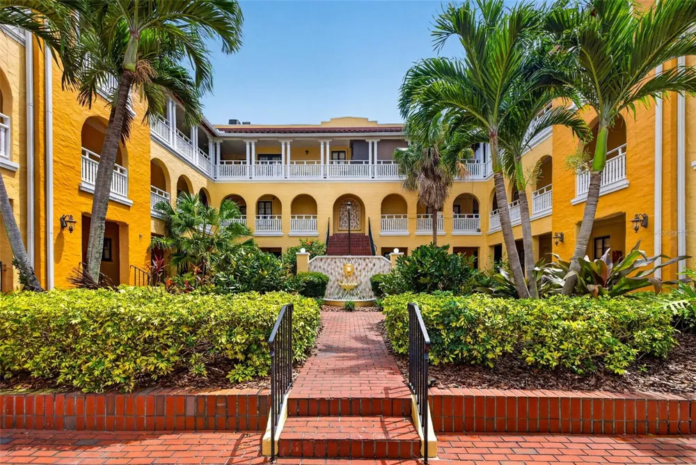 210 22ND AVENUE NE #12 St Petersburg, FL 33704