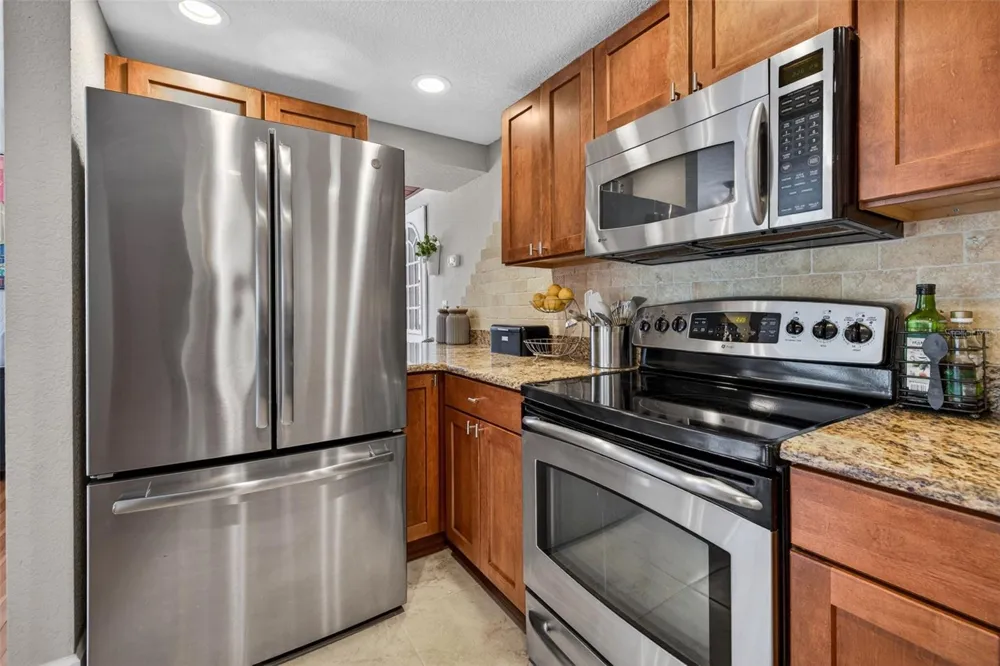 210 22ND AVENUE NE #12 St Petersburg, FL 33704