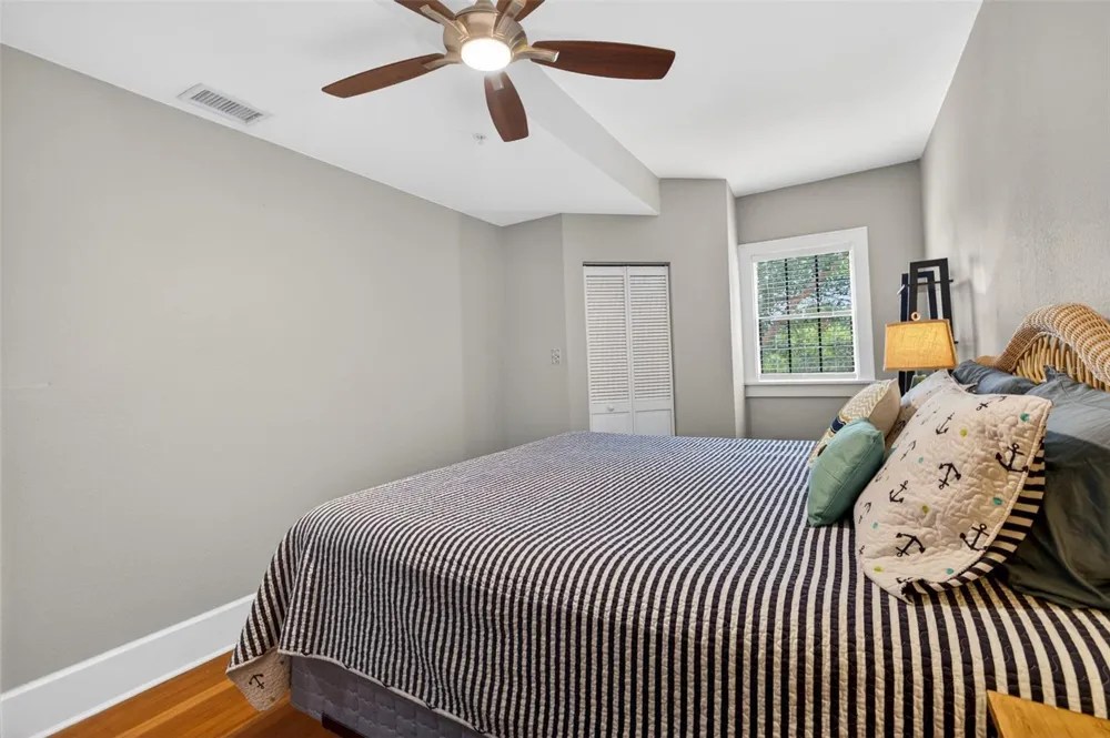 210 22ND AVENUE NE #12 St Petersburg, FL 33704