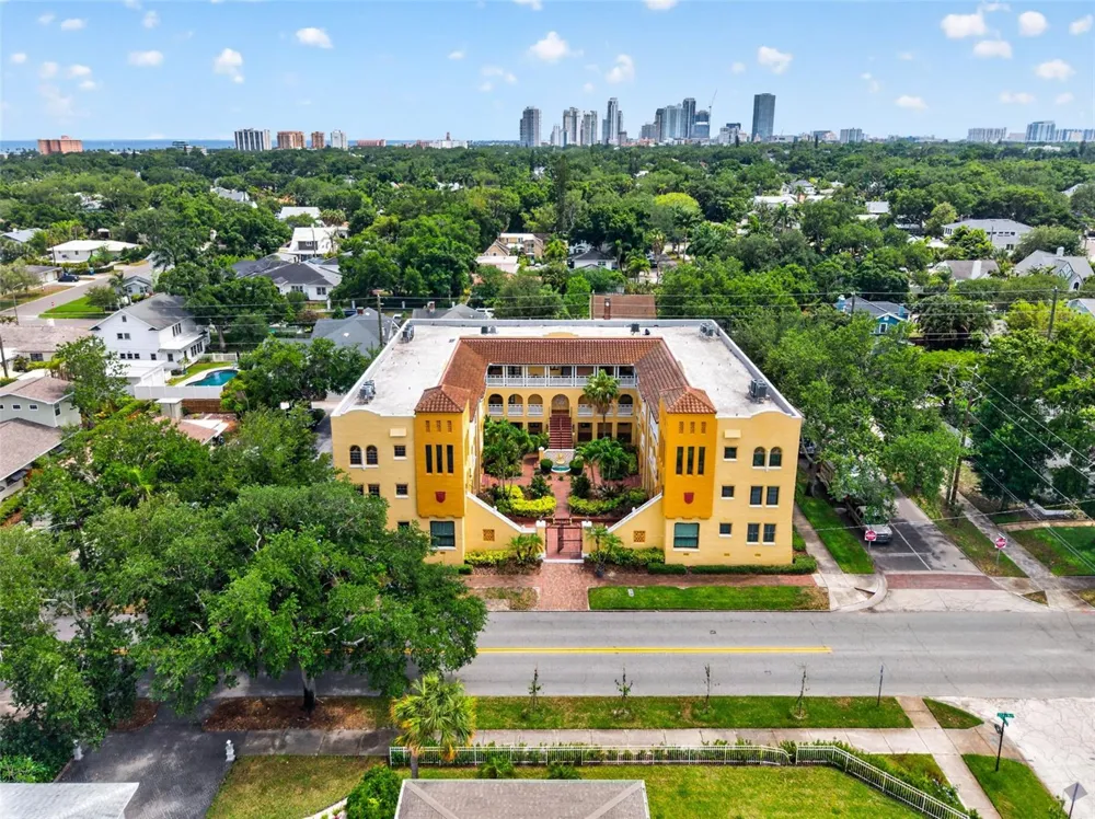 210 22ND AVENUE NE #12 St Petersburg, FL 33704