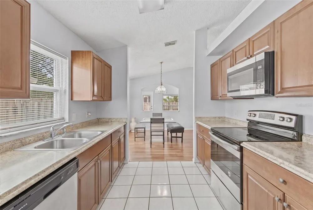 6808 YARDLEY OAKS COURT Tampa, FL 33625