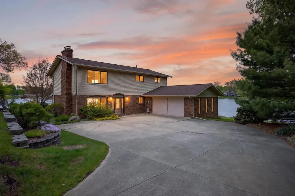 332 Riviera Drive Columbia Township, MI 49230