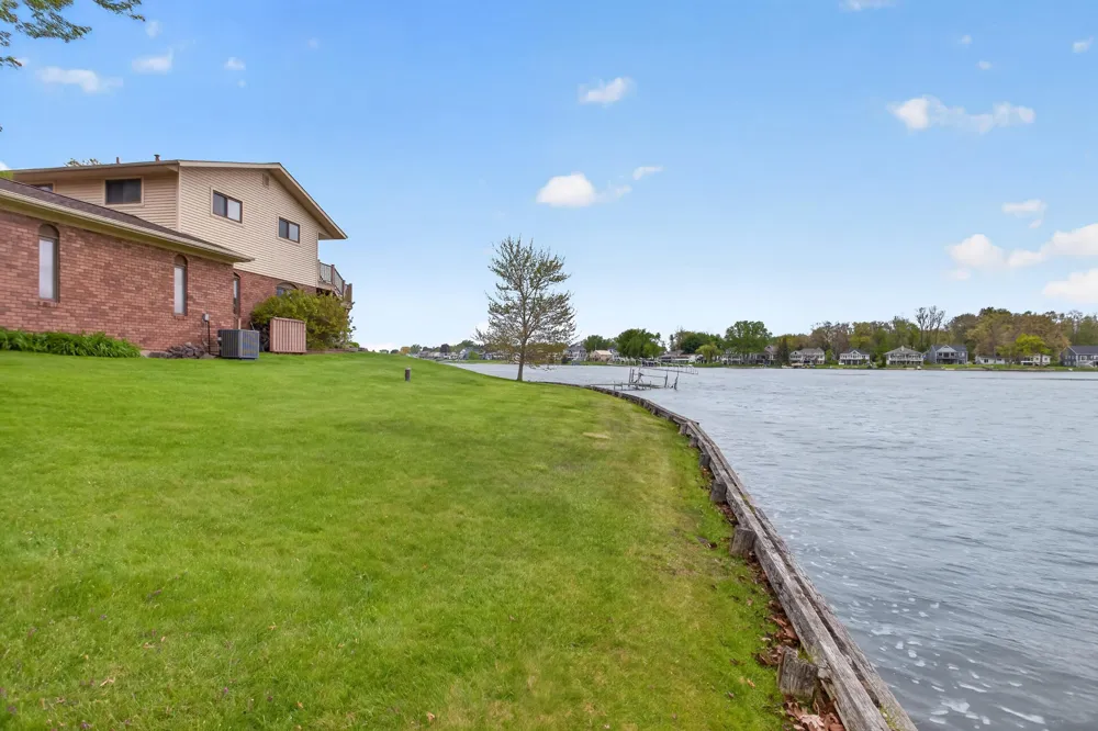 332 Riviera Drive Columbia Township, MI 49230