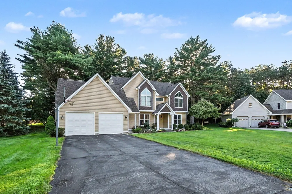 205 Woodlark Court Park Township, MI 49424