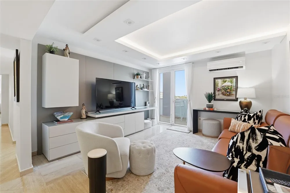 100 JUAN A. CORRETJER #PH-705 Old San Juan, PR 00901