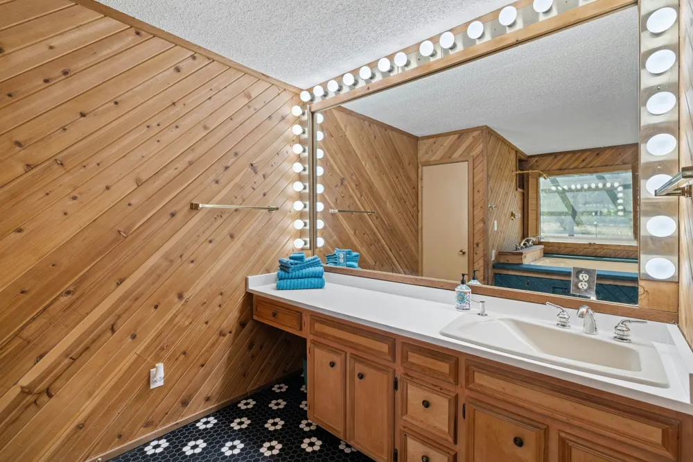 537 Venture Boulevard S Point Venture, TX 78645