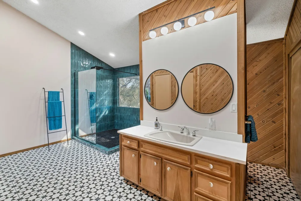 537 Venture Boulevard S Point Venture, TX 78645