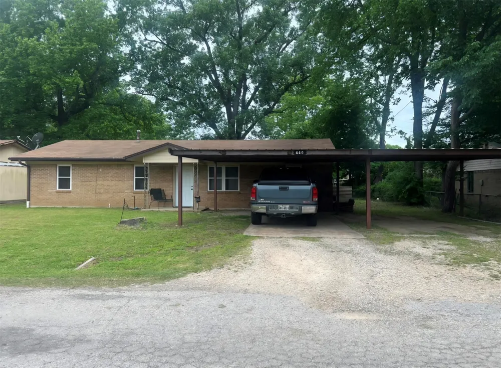 440 S Bois D Arc Street Blossom, TX 75416