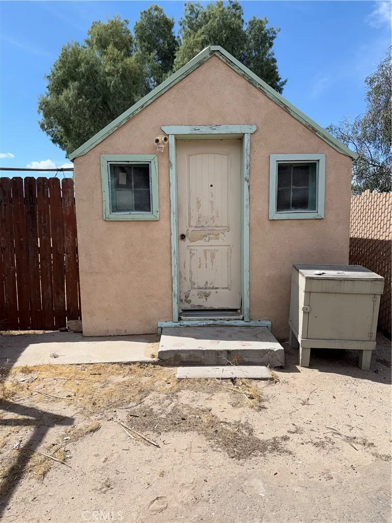 91 Desnok Street Needles, CA 92363
