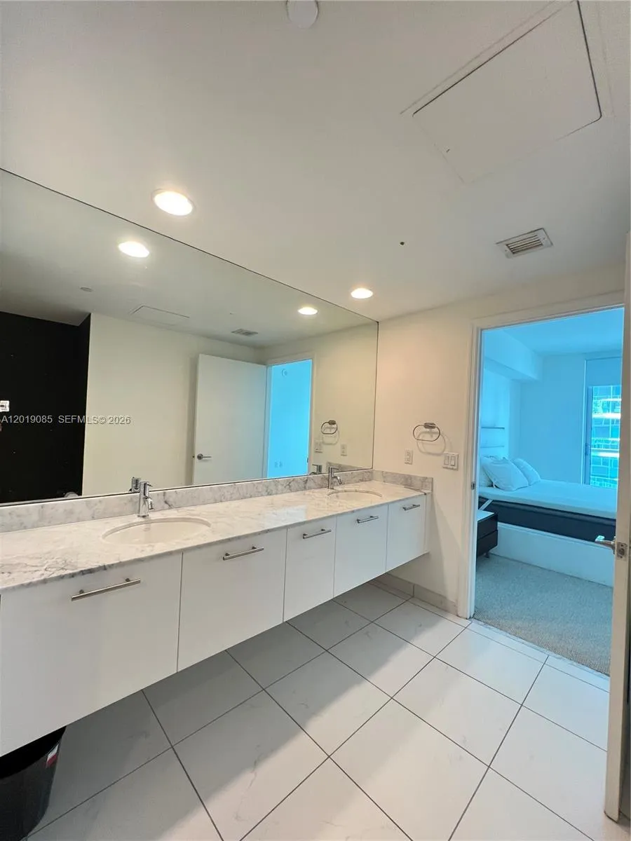 55 SE 6th St #3305 Miami, FL 33131