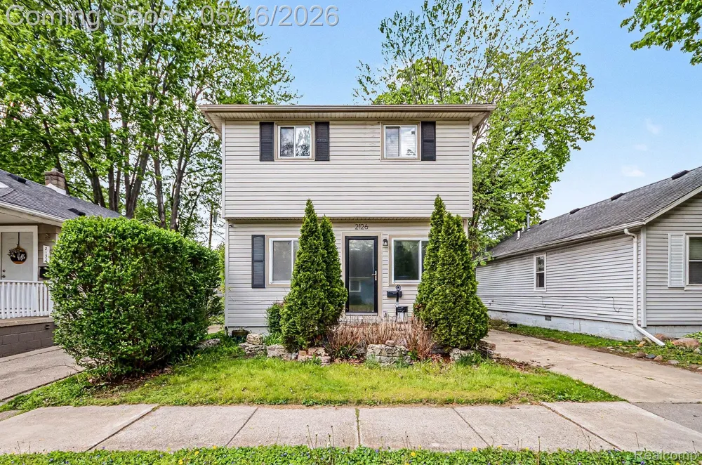 2126 Roslyn Road Grosse Pointe Woods City, MI 48236