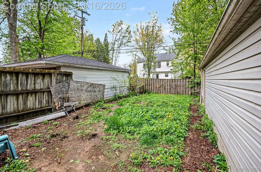 2126 Roslyn Road Grosse Pointe Woods City, MI 48236