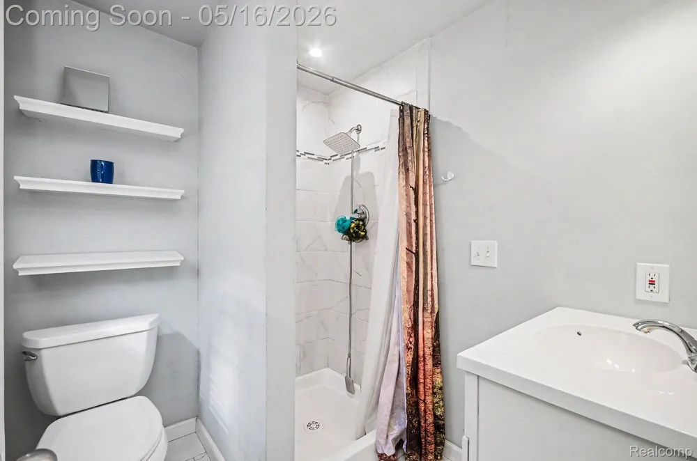 2126 Roslyn Road Grosse Pointe Woods City, MI 48236