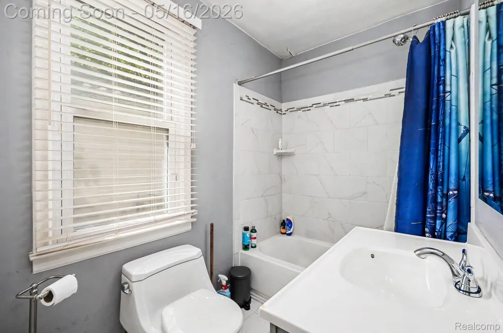 2126 Roslyn Road Grosse Pointe Woods City, MI 48236