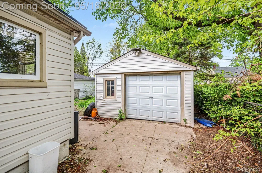2126 Roslyn Road Grosse Pointe Woods City, MI 48236