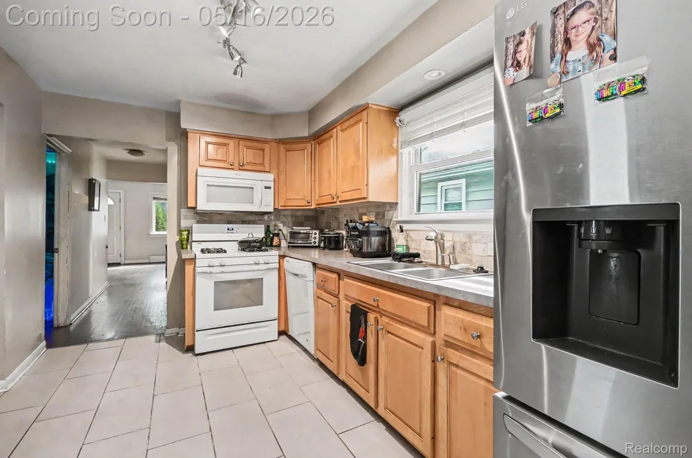 2126 Roslyn Road Grosse Pointe Woods City, MI 48236