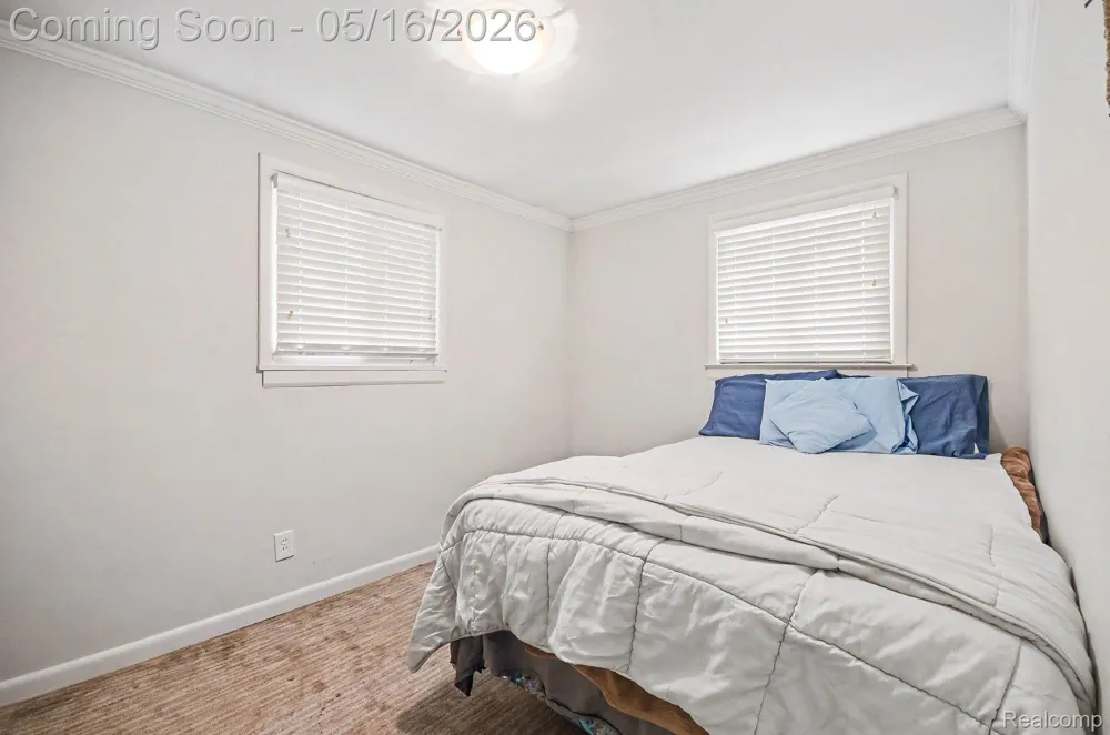 2126 Roslyn Road Grosse Pointe Woods City, MI 48236