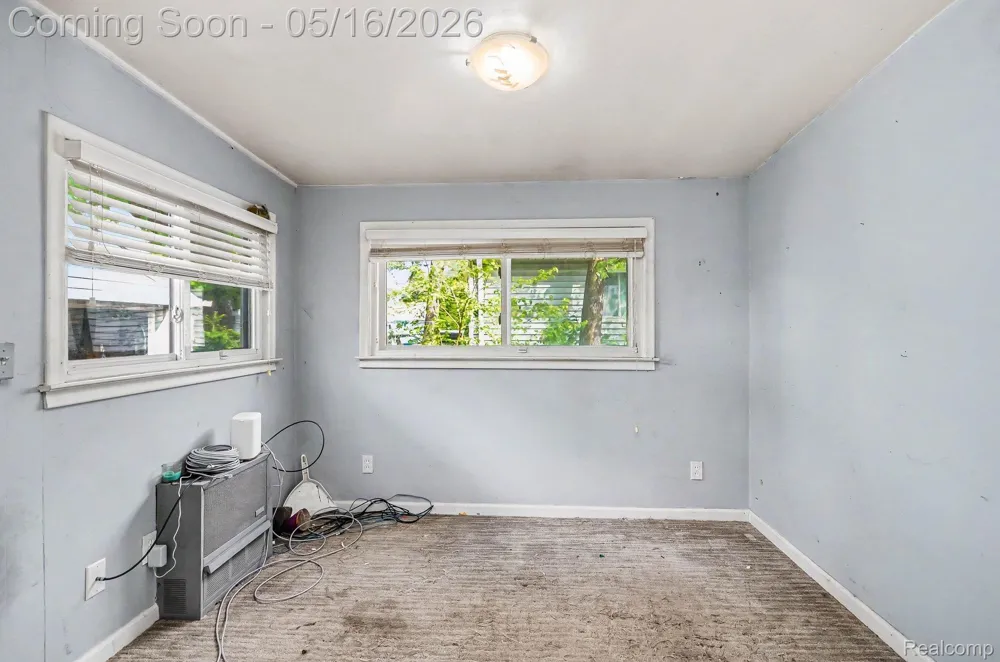 2126 Roslyn Road Grosse Pointe Woods City, MI 48236