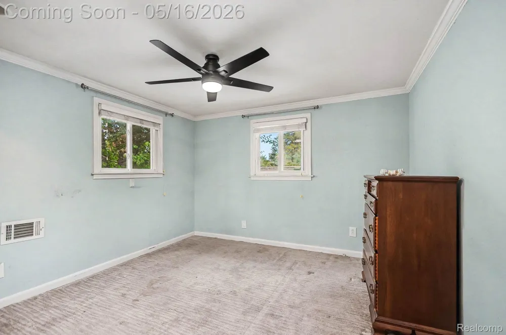2126 Roslyn Road Grosse Pointe Woods City, MI 48236