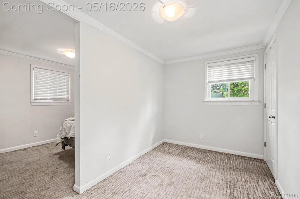 2126 Roslyn Road Grosse Pointe Woods City, MI 48236