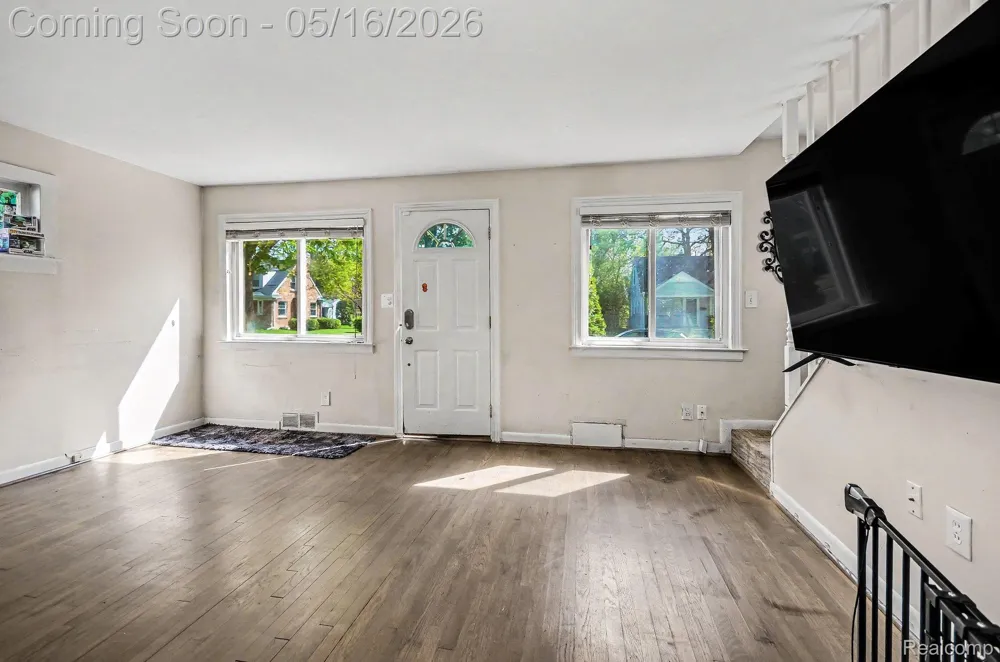 2126 Roslyn Road Grosse Pointe Woods City, MI 48236