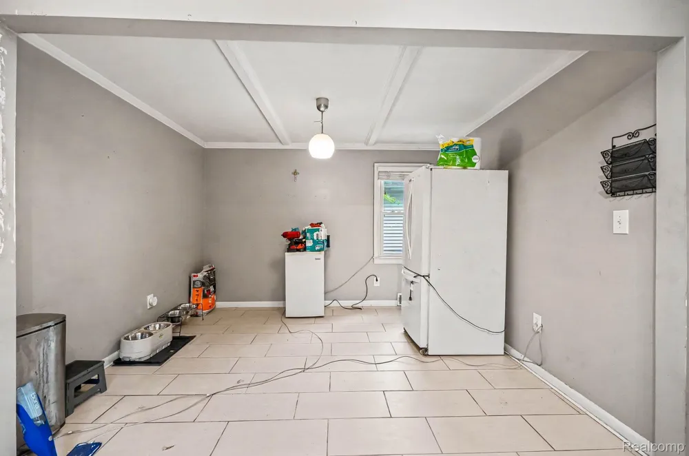 2126 Roslyn Road Grosse Pointe Woods City, MI 48236