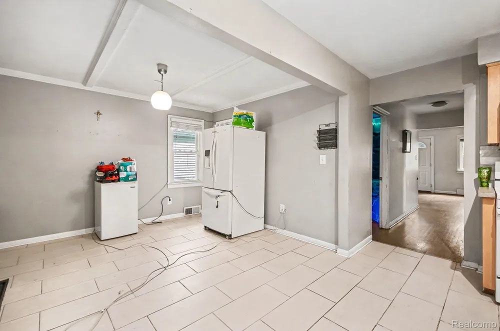 2126 Roslyn Road Grosse Pointe Woods City, MI 48236