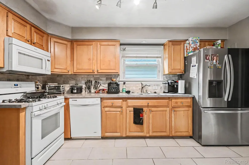 2126 Roslyn Road Grosse Pointe Woods City, MI 48236