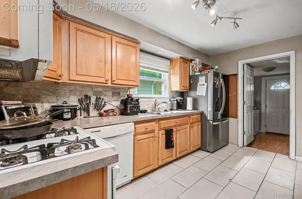 2126 Roslyn Road Grosse Pointe Woods City, MI 48236