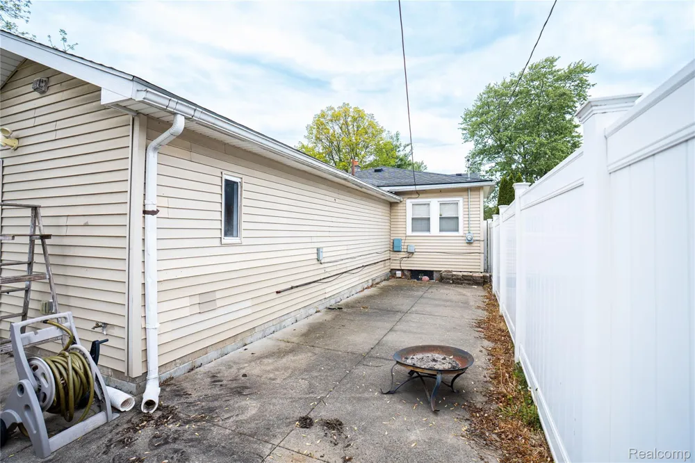 26536 Palmer Boulevard Madison Heights City, MI 48071