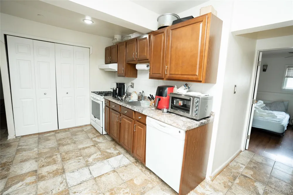 26536 Palmer Boulevard Madison Heights City, MI 48071