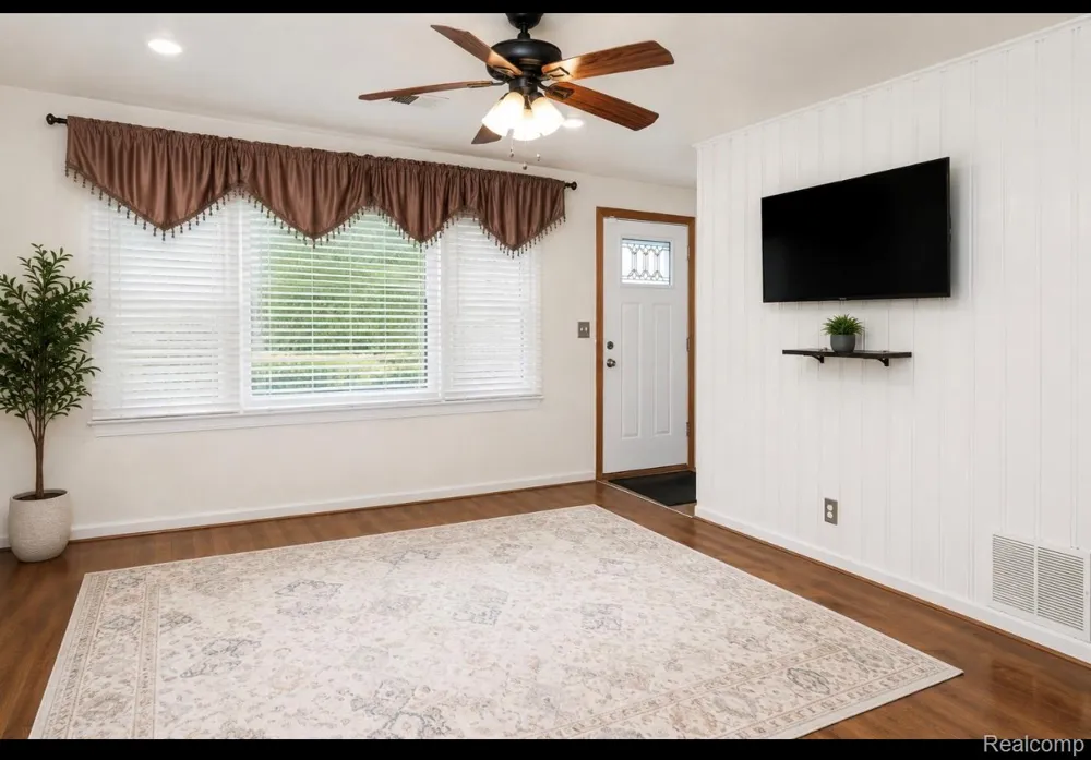 26536 Palmer Boulevard Madison Heights City, MI 48071