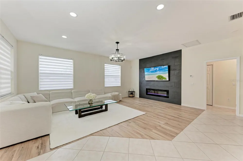7327 38TH COURT EAST Sarasota, FL 34243