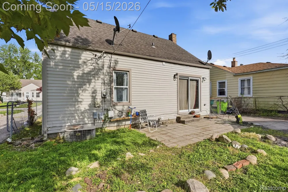 22413 Cushing Avenue Eastpointe City, MI 48021