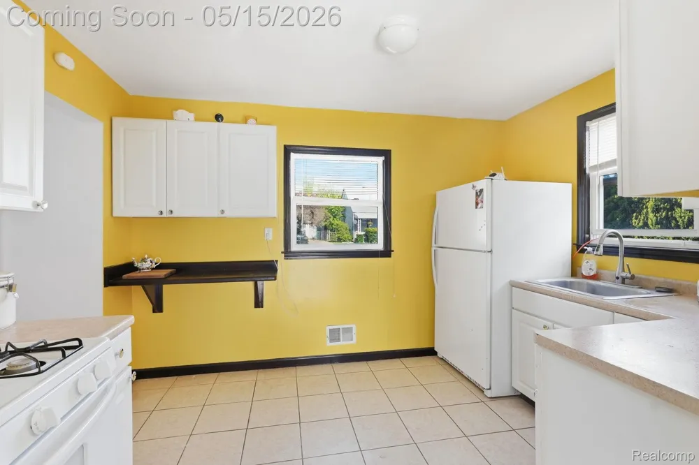 22413 Cushing Avenue Eastpointe City, MI 48021