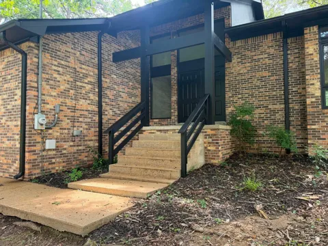 102 Parkwood Ln