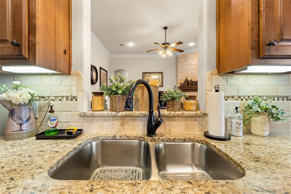 283 Briarleaf Circle Hewitt, TX 76643