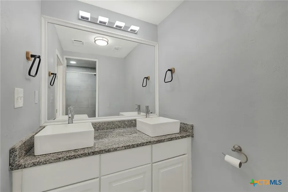 1006 Pecan Street Floresville, TX 78114