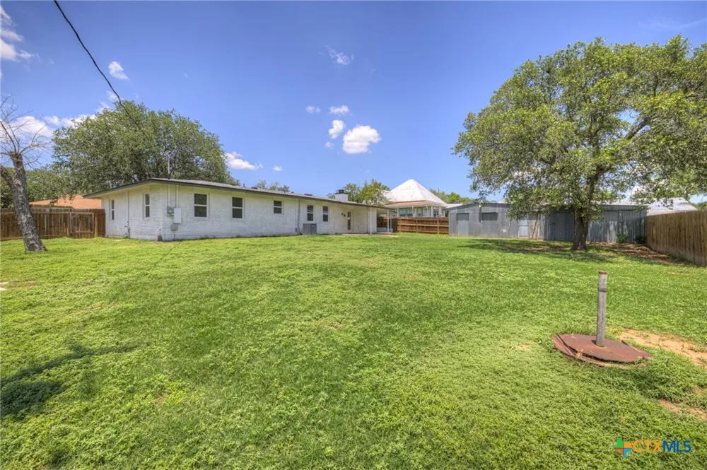 1006 Pecan Street Floresville, TX 78114