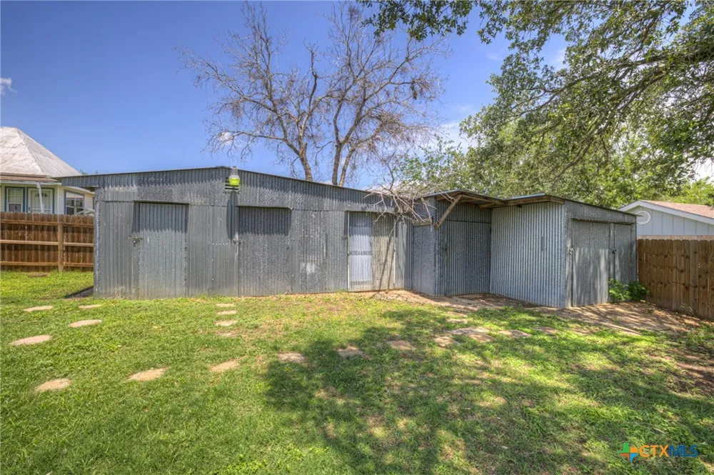 1006 Pecan Street Floresville, TX 78114